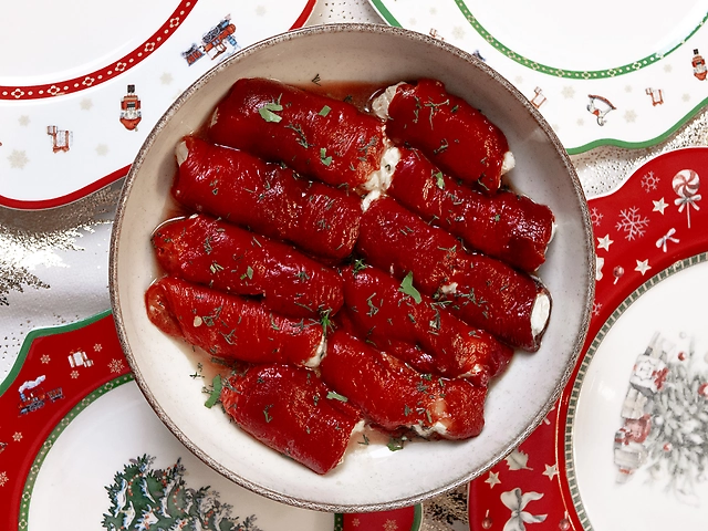 Рулетики із печеного перця з крем-сиром