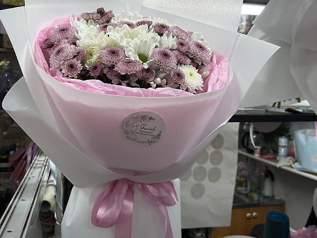 Маленький букет з різноманіття хризантем