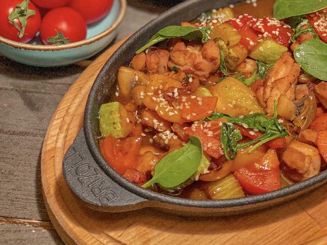 З курячими стегенцями та овочами
