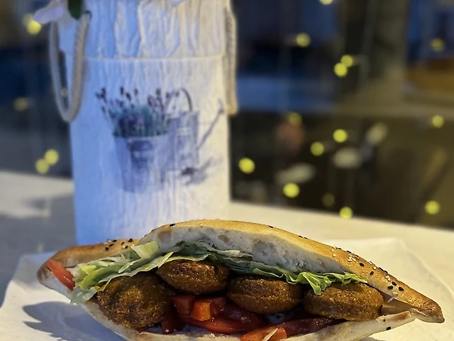 Фалафель в булочке: 