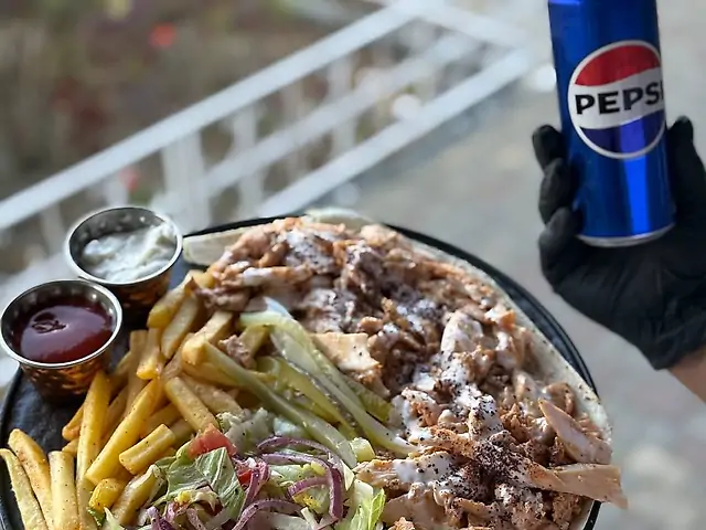 Донер с курицей на тарелке комбо: 