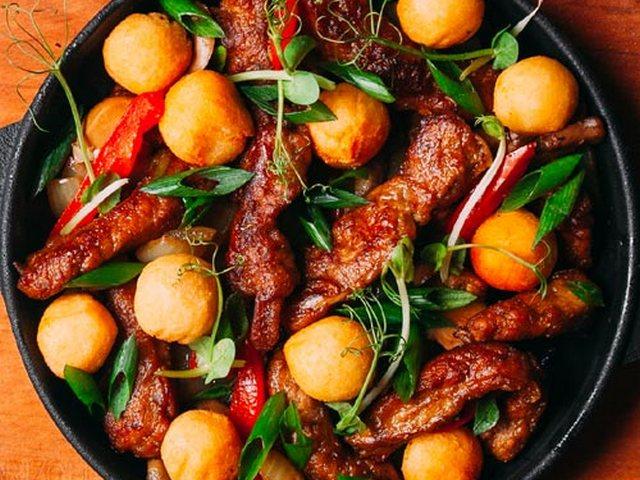 Гаряча сковорідка з телятиною та овочами