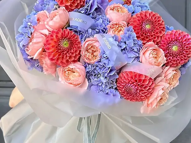 Кольоровий мікс з помаранчевими жоржинами