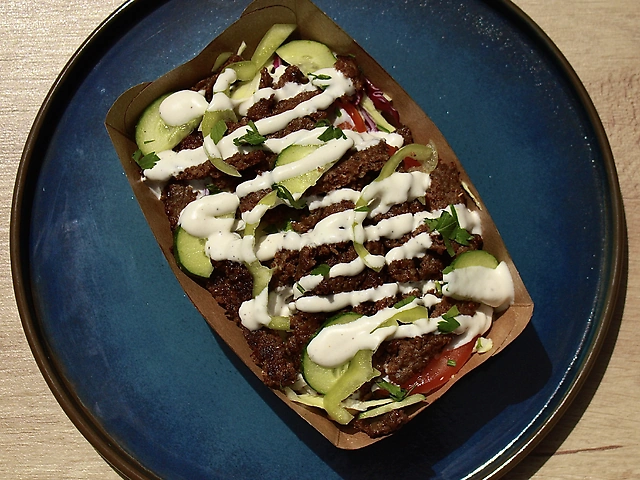 Картопля з овочами та соусом