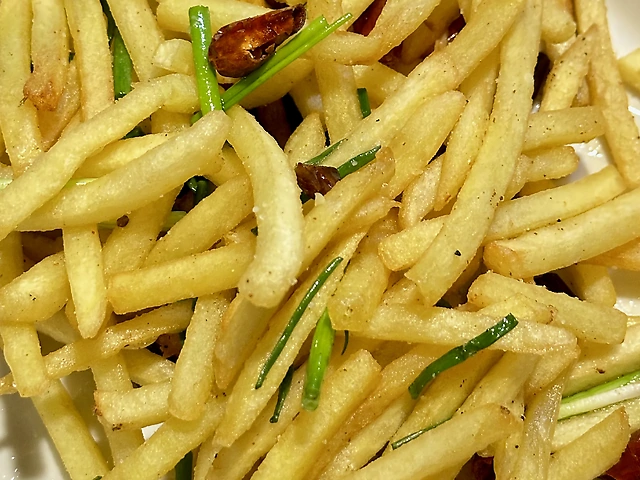 Картопля фрі з червоним перцем