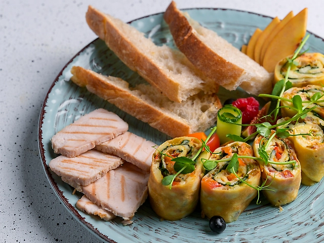 Омлет з овочами та куркою су-від