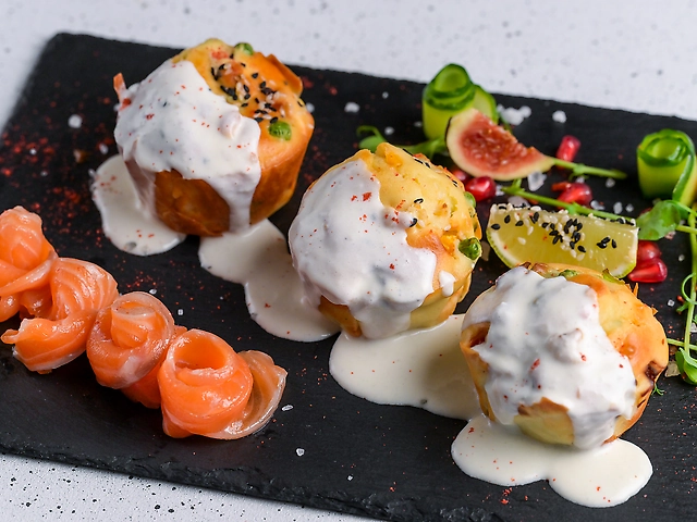 Овочеві кейки під сирним соусом. Подаються з слабосоленим лососем