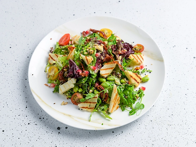 Зелений салат з кіноа, сиром халумі та бобами Едамаме