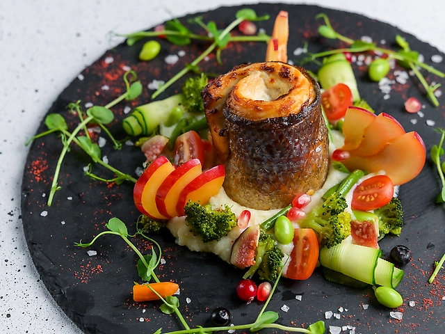 Філе сібаса на подушці з ніжного пюре та овочів