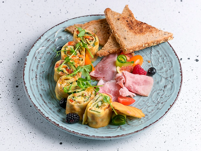 Омлет з овочами та шинкою котто