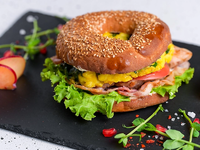 Бейгл з куркою гриль та скремблом