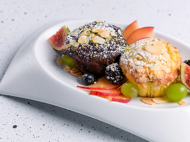 Мікс кейків (Кейк моркв'яно-шоколадний та яблучно-грушевий.Подаються з соусом на вибір  компоте чи грецьким йогуртом)