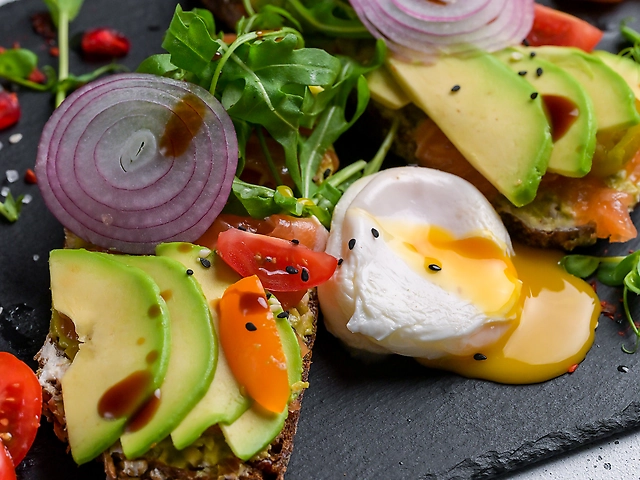 Авокадо тост з лососем та яйцем пашот