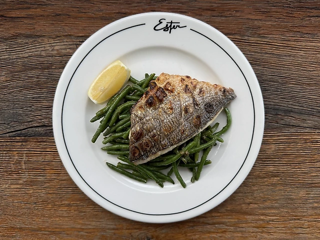 Філе дорадо з зеленою квасолею