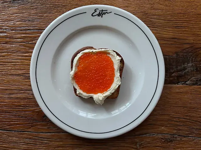 Бутерброд новорічний з червоною ікрою