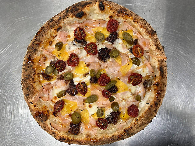 Піца з пастрамі із індички, халапеньйо та ананасом кімчі 30 см