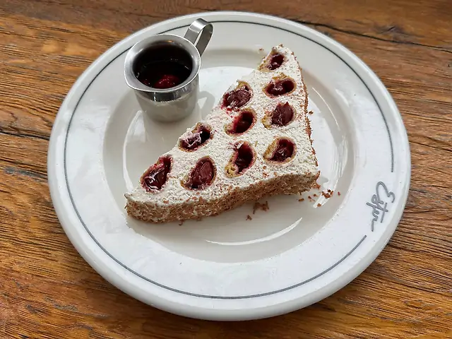 Дрова під снігом