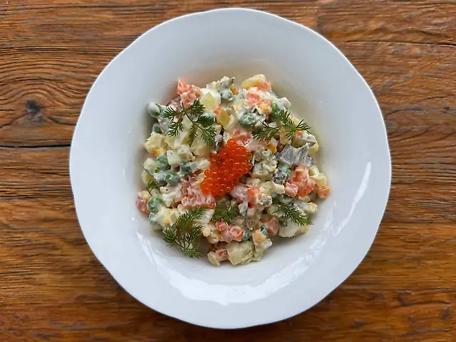 Олівʼє з підкопченим лососем