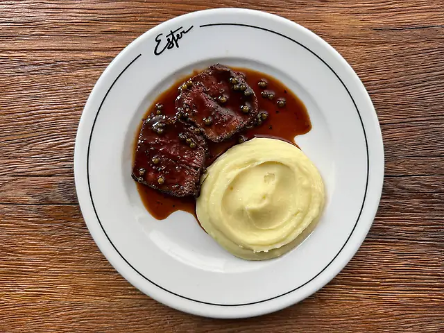 Філе телятини з перцевим Грейві соусом та картопляним пюре