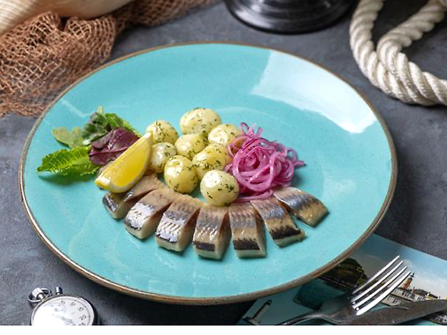 Оселедець атлантичний з теплою картоплею