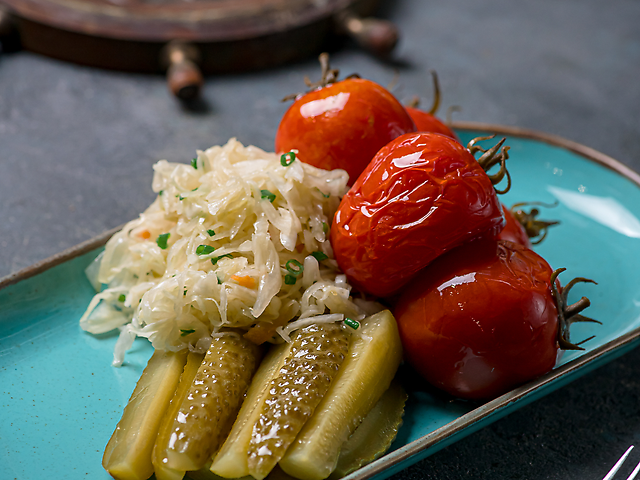 Капуста, огірок,томати квашені