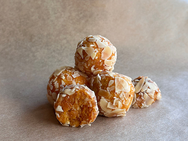 Цукерка абрикос-мигдаль