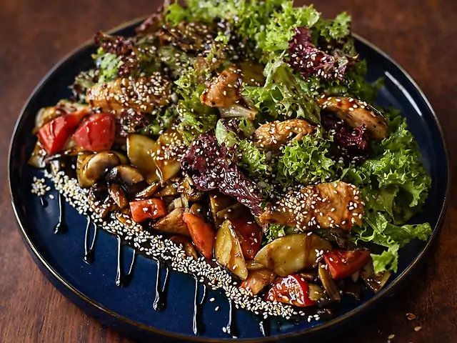 Теплий салат з куркою