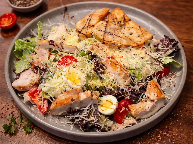 Цезар з куркою та беконом