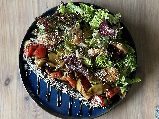 Теплий салат з куркою