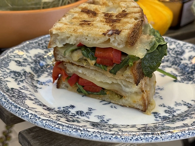 Сендвіч з грибами та печеним перцем