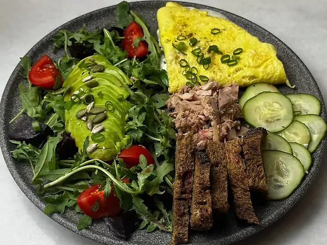 Сніданок з тунцем та авокадо