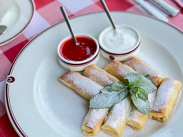 Тонкі млинці з сиром