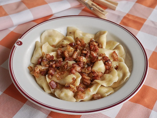 Вареники з картоплею та шкварками