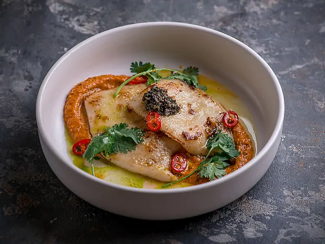 Кальмар з соусом ромеско та топенадом з маслин