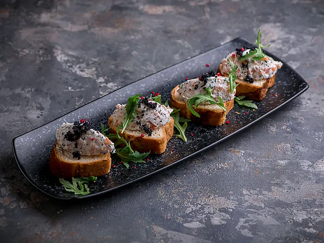 Брускети з лососем та крем-сиром