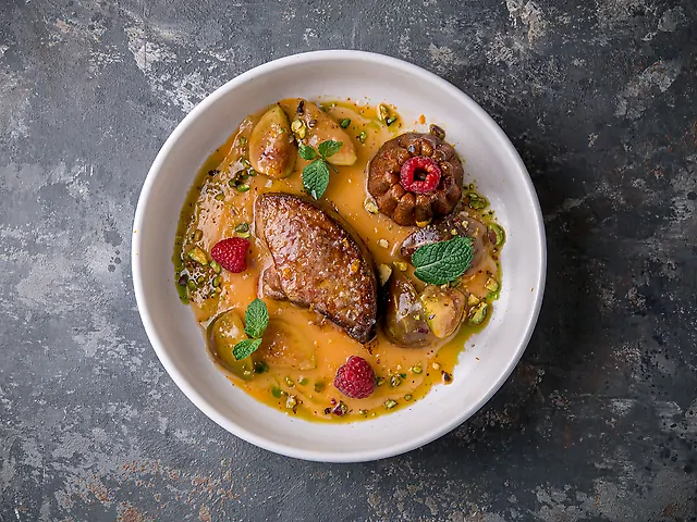 Фуа-гра з інжиром, соусом апероль та солоним канеле