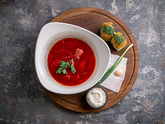 Борщ яловичий з пампушками, салом та сметаною