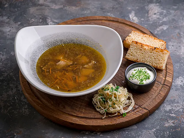 Грибна юшка з копченою сметаною та зеленню