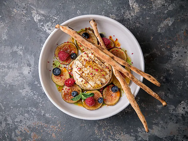 Запечений камамбер з інжирним карпачо