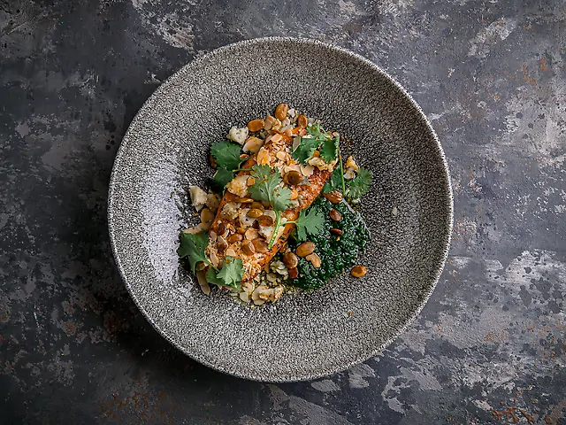 Запечений батат з горгонзолою, часниковим соусом та горіхами