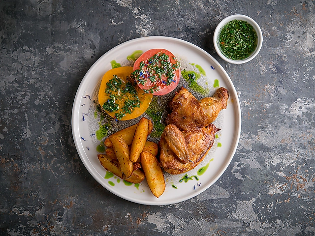 Половинка курча з соусом чімічурі та смаженою картоплею
