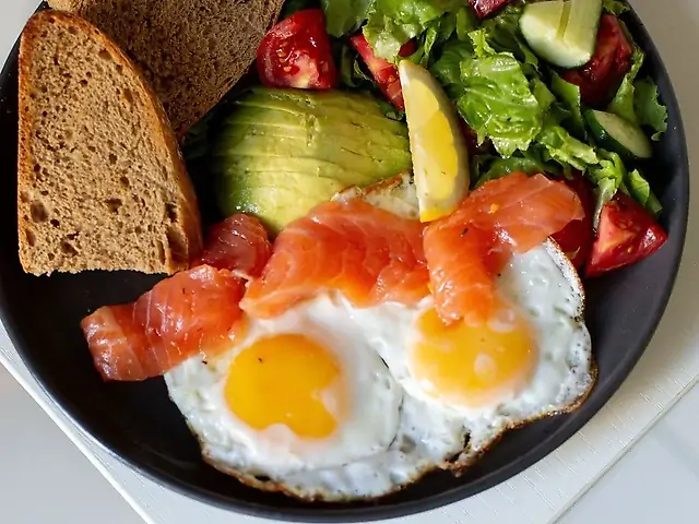 Сніданок з лососем