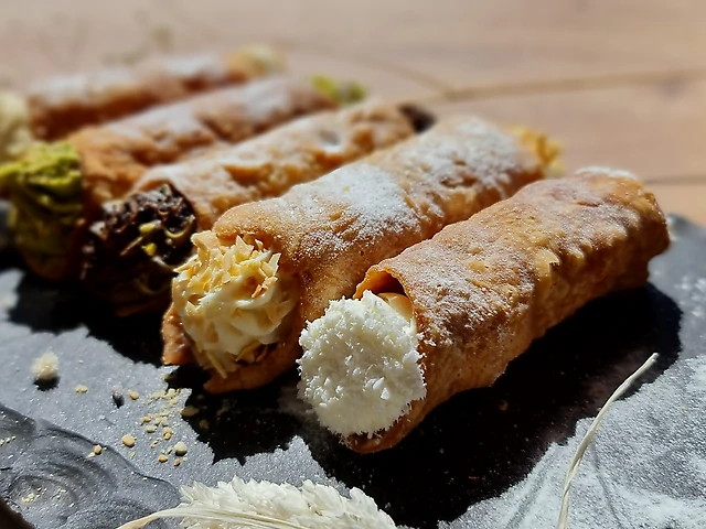 Каннолі асорті