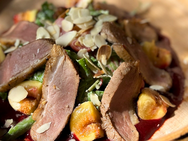 Салат з качкою та хурмою з ягідним соусом