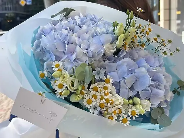 Блакитний мікс з польовими ромашками