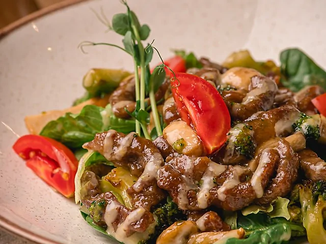 Теплий салат з телятиною