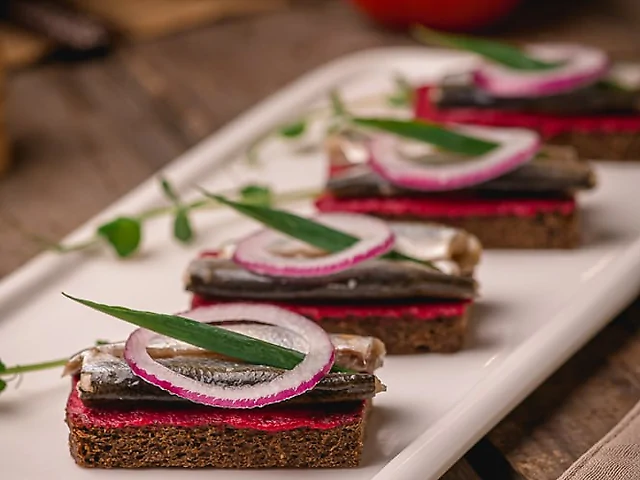 Канапки з тюлькою та буряком