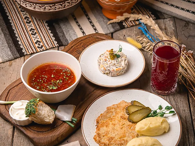 Обід з червоним борщем