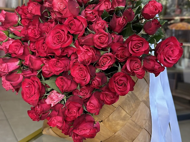 19 гілочок кущових троянд під стрічку