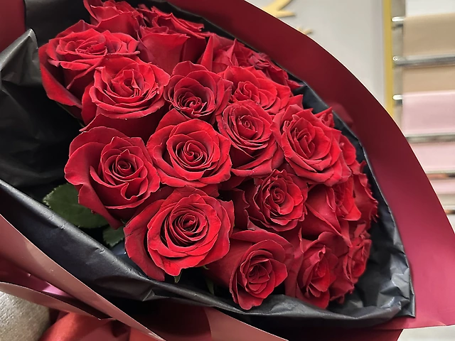 15 червоних троянд
